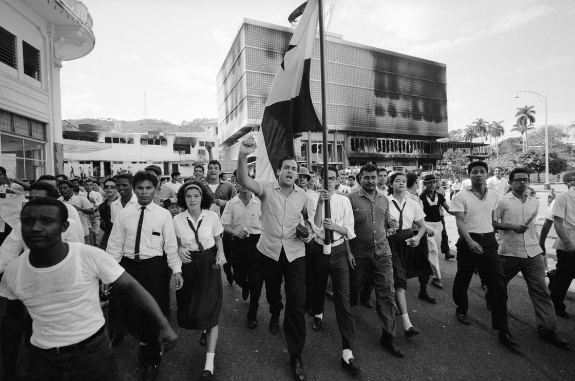 Protestmarsch von Panamaern während des blutigen Konflikts mit der amerikanischen Armee 1964.