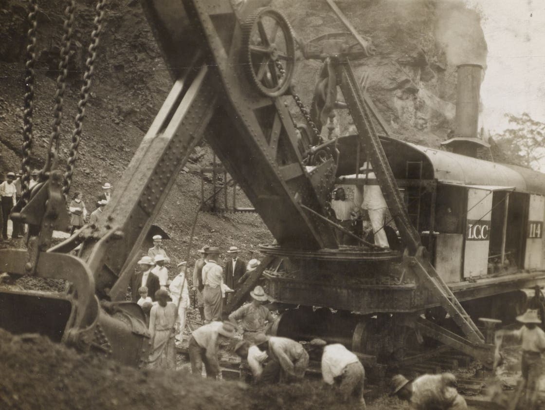 Besuch des amerikanischen Präsidenten Theodore Roosevelt auf der Baustelle 1906 (auf dem Bagger mit weissem Hut).