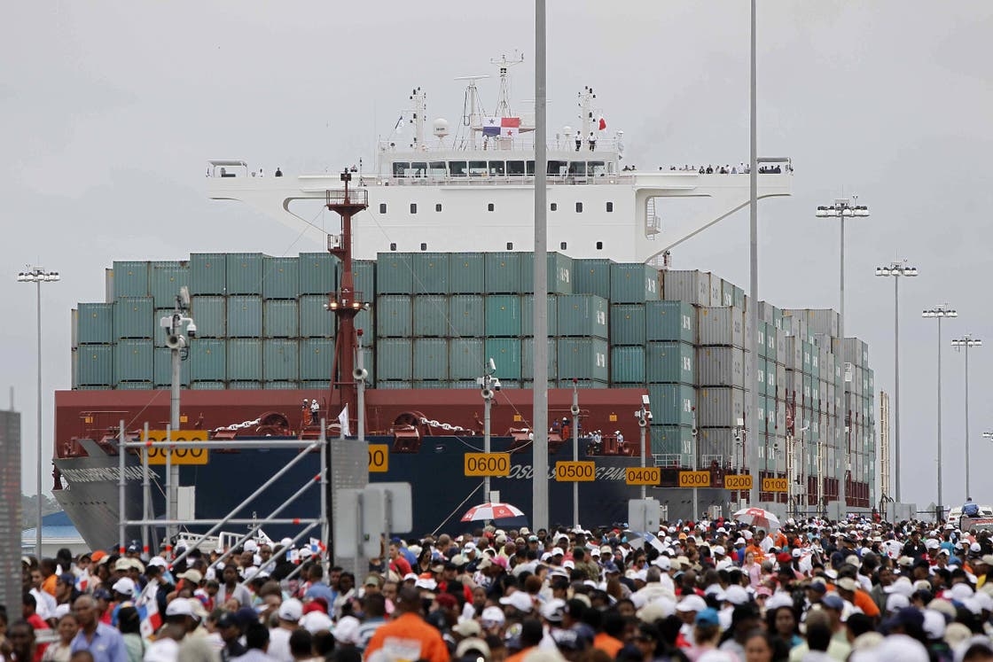 Einweihung des erweiterten Kanals 2016: Ein riesiges Containerschiff passiert eine neue Schleuse.