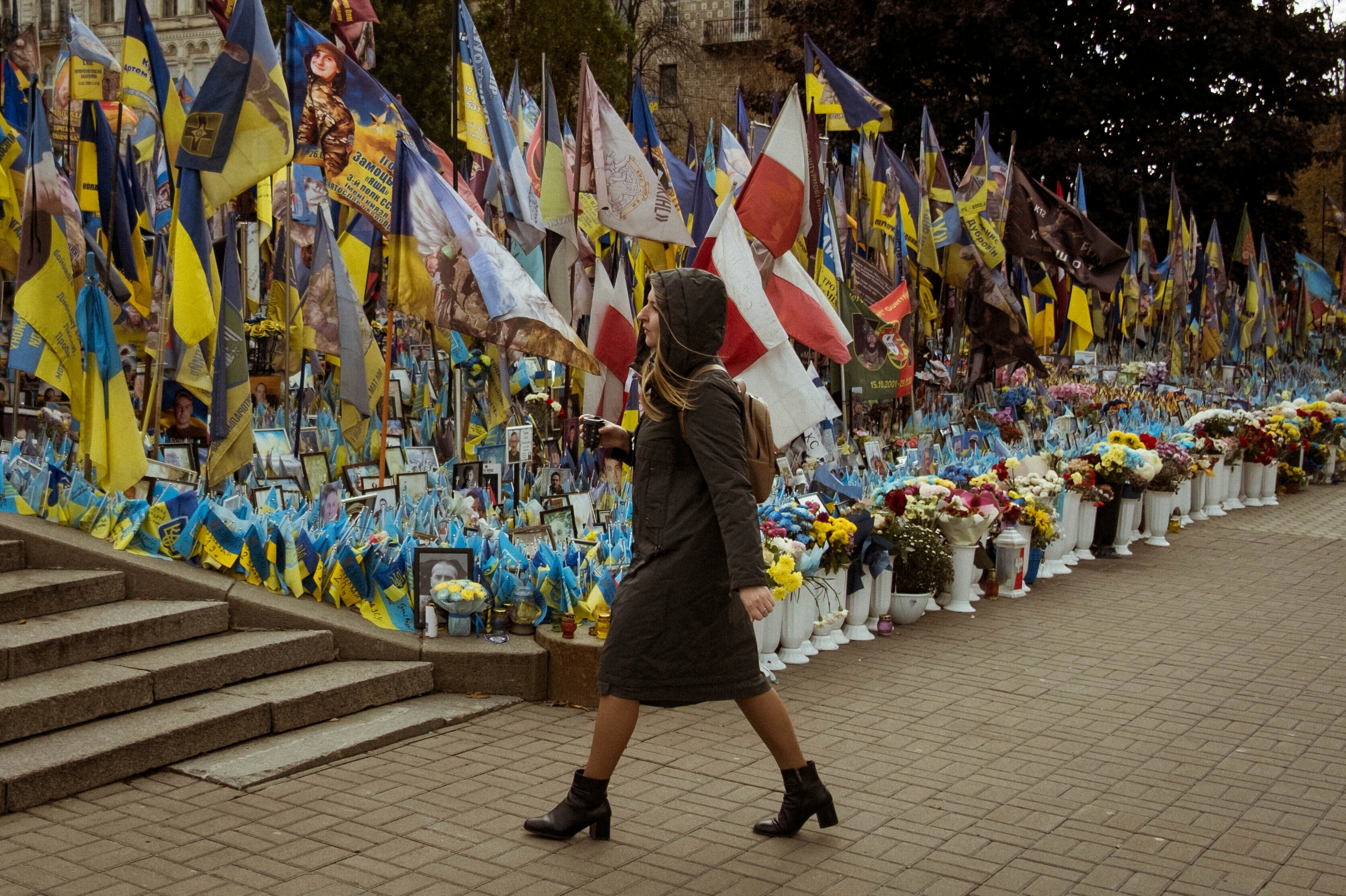 Homenaje a los muertos por la invasión rusa en los jardines de la plaza Maidan, en el centro de Kiev.