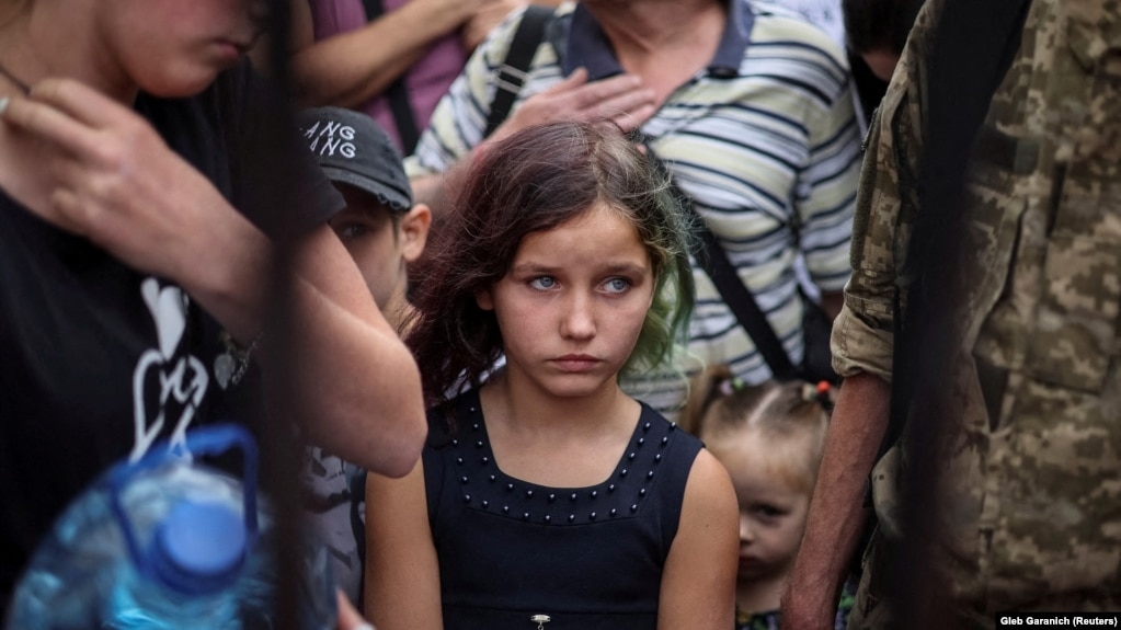 Люди в ожидании эвакуационного поезда из Покровска, 18 июня 2022 года 