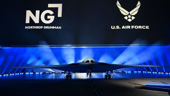 B-21 Raider представлено під час церемонії на 42-му заводі ВВС Northrop Grumman у Палмдейлі, штат Каліфорнія, 2 грудня 2022 року.