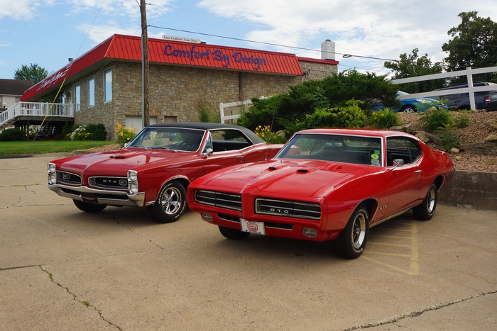 1966 & 1969 Pontiac GTO (34841847634).jpg