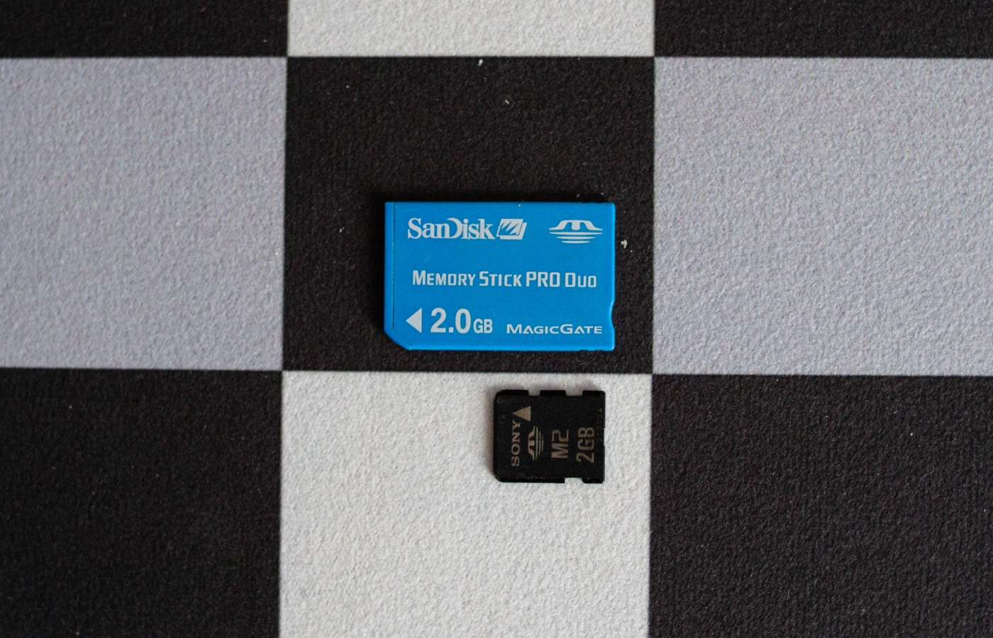 Порівняння Memory Stick Duo (зверху) та Memory Stick Micro M2 (знизу)