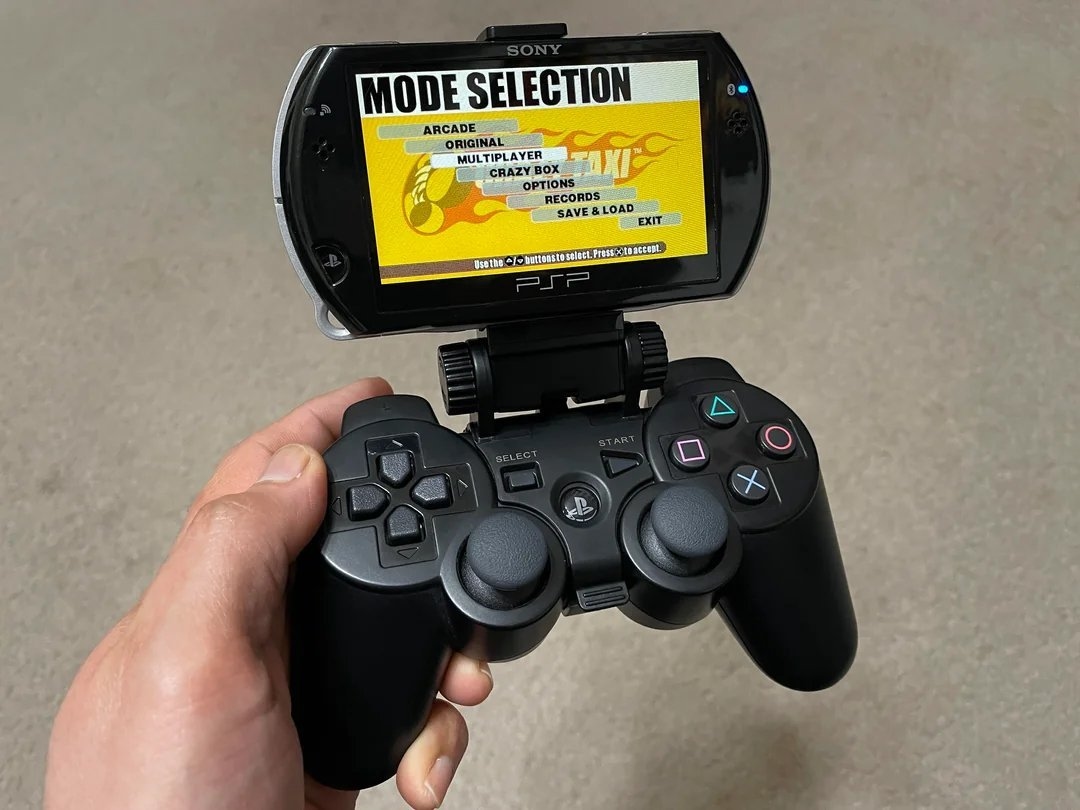 Кріплення Dualshock 3 до PSP Go