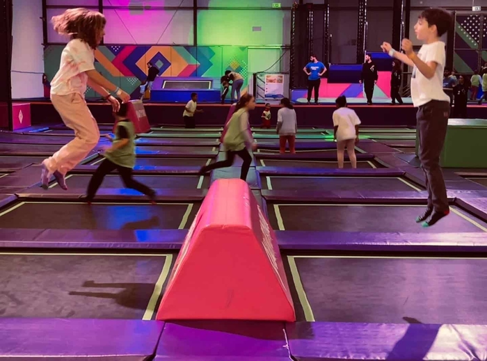 crianças aos saltos nos trampolins em lisboa no quantum parks 