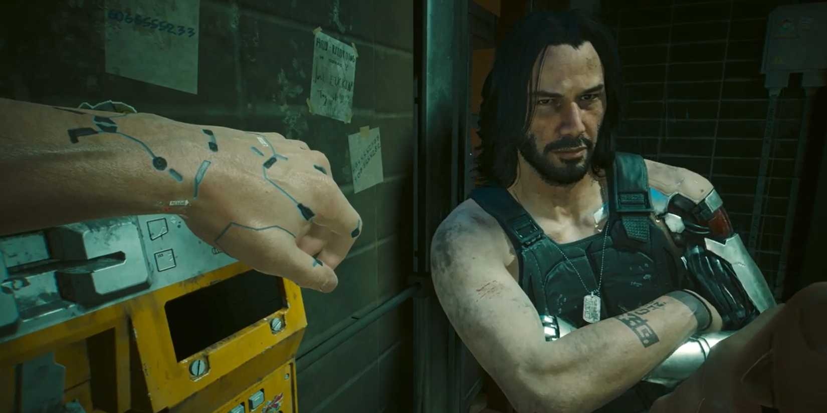 V using a payphone while Johnny Silverhand leans against the wall next to it in Cyberpunk 2077 Phantom Liberty.