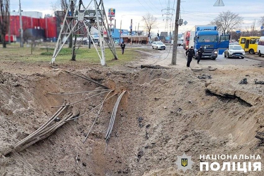 Наслідки падіння уламків новітньої російської ракети (фото Нацполіції)