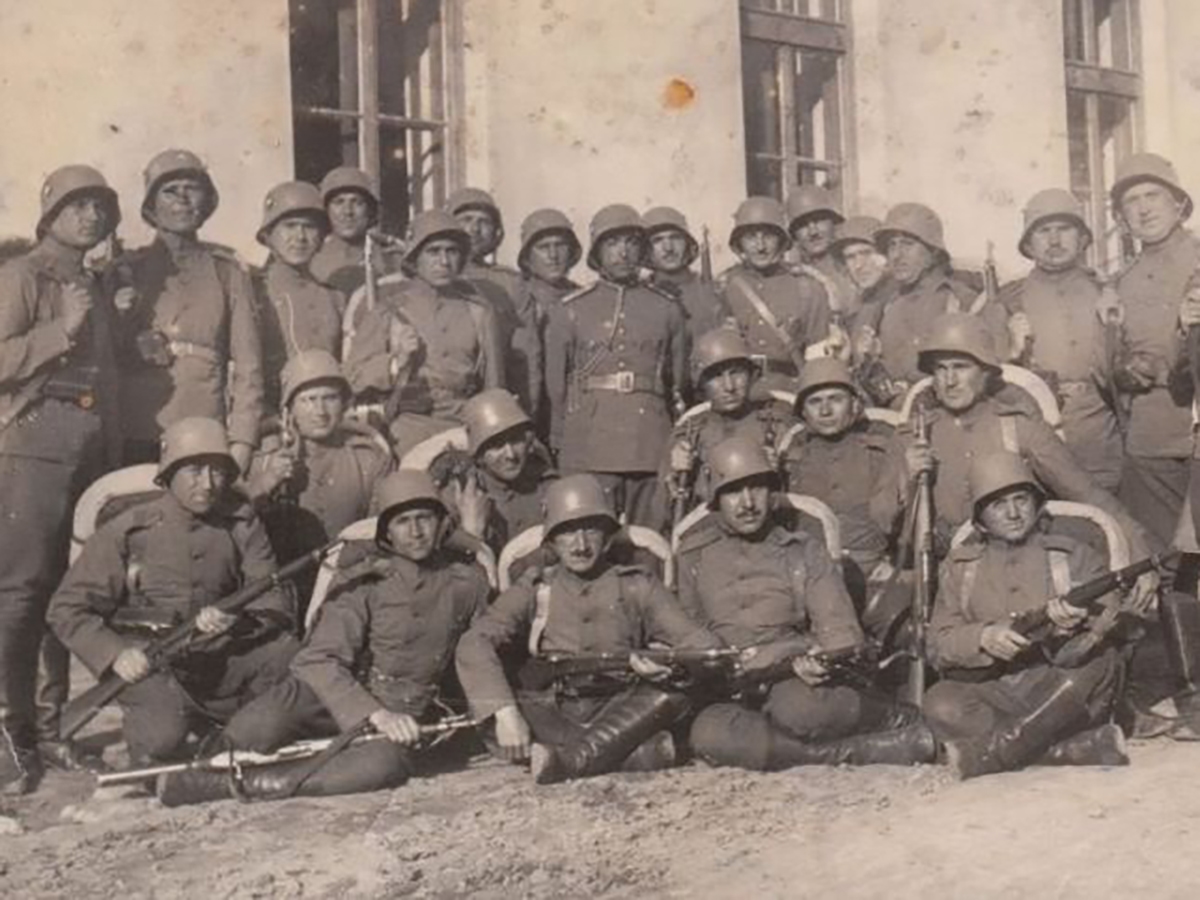 Болгарські бійці з штальхельмами M17. 1930-ті