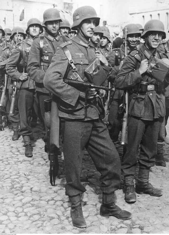 r/GermanWW2photos - Volunteer soldiers of the Spanish Blue Division prepare for deployment to the Eastern Front, September 1941.