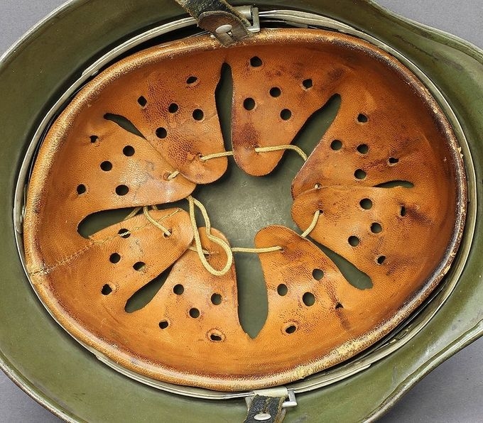 Посилена алюмінієва підкладка. Зверніть увагу на 2 алюмінієві арматурні смужки, які кріпляться до зовнішньої стрічки, що робить її міцнішою та краще здатною витримувати навантаження при інтенсивному використанні.