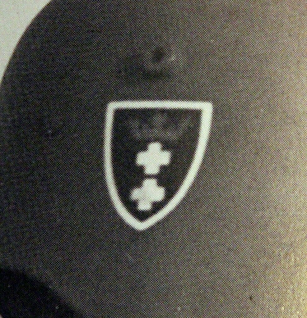 Чорний фон із білим колом посередині.