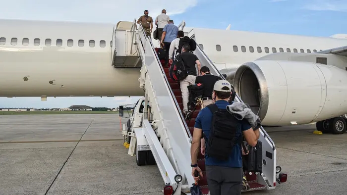 Члени Іноземної групи екстреної підтримки (FEST) сідають на C-32B Gatekeeper, що прямує до Лівану, на базі Joint Base Andrews у штаті Меріленд, 7 серпня 2020 року. Команда вирушила для надання підтримки посольству США в Бейруті в рамках реагування уряду США після потужного вибуху. - фото Служба дипломатичної безпеки.