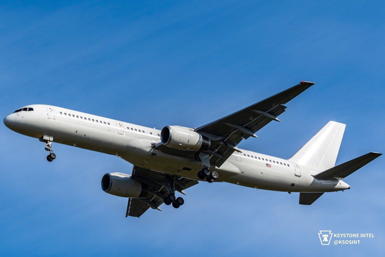 C-32B Gatekeeper 02-4452 проводить маневри у аеропорту міста Гаррісбург штату Пенсильванія, 2023р. - фото X @KSOSINT