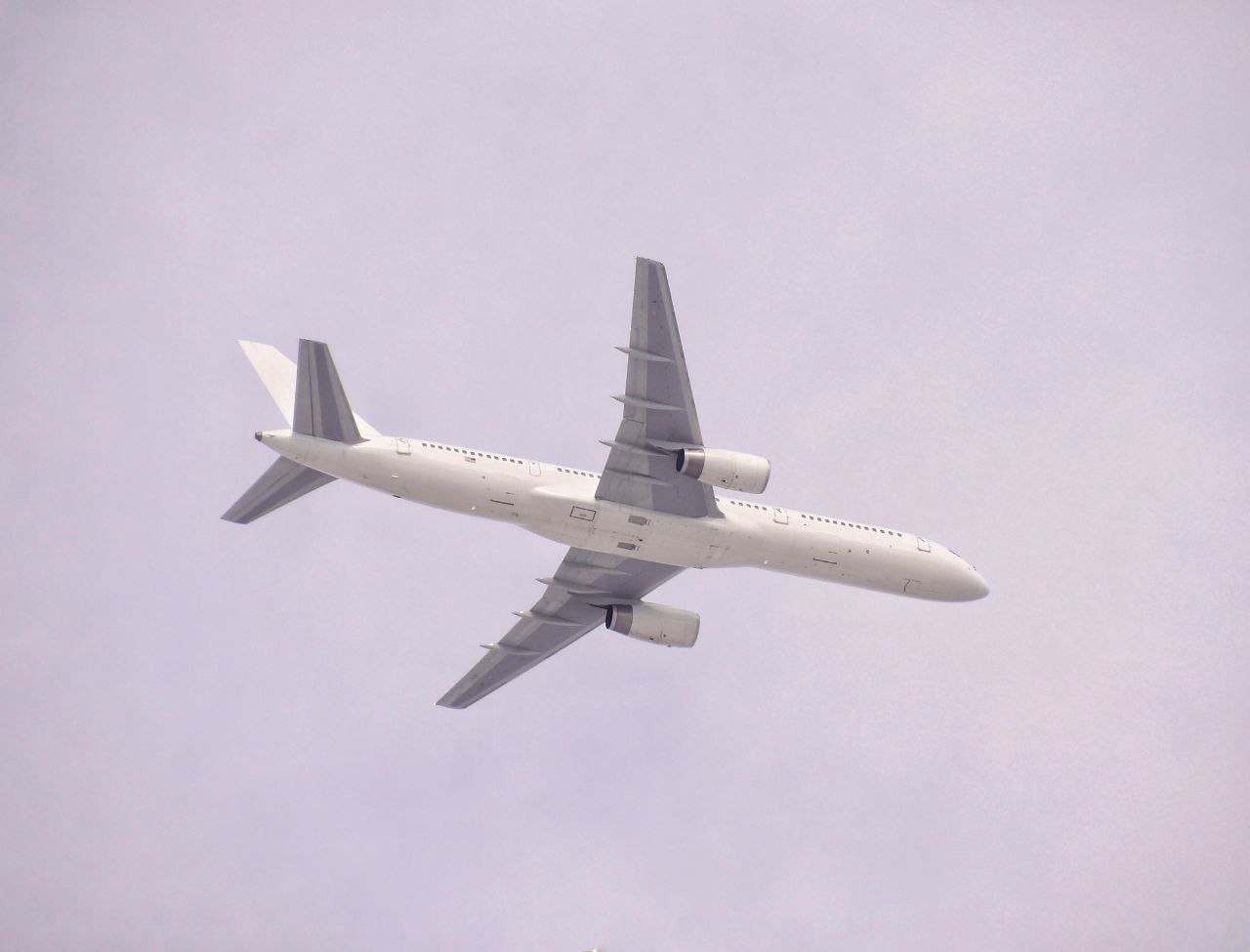 C-32B Gatekeeper 00-9001 (150th SOS) повертається на базу JB MDL після тренувальної повітряної дозаправки з KC-135R 185th Air Refueling Wing (185th ARW) нацгвардії Пенсильванії, 21 Січня, 2026р. - фото з власного архіву