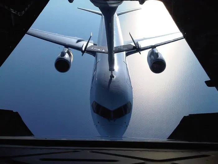 KC-10A Extender з 514th Air Mobility Wing (514th AMW) нацгвардії штату Нью-Джерсі дозаправляє невідомий C-32B - фото X @thenewarea51