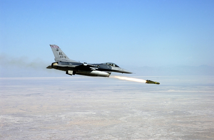 F-16 запускає AGM-65D Maverick