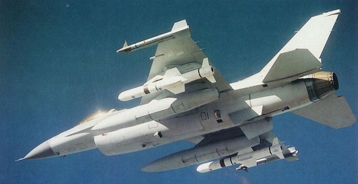 F-16 ВПС США із двома AGM-84