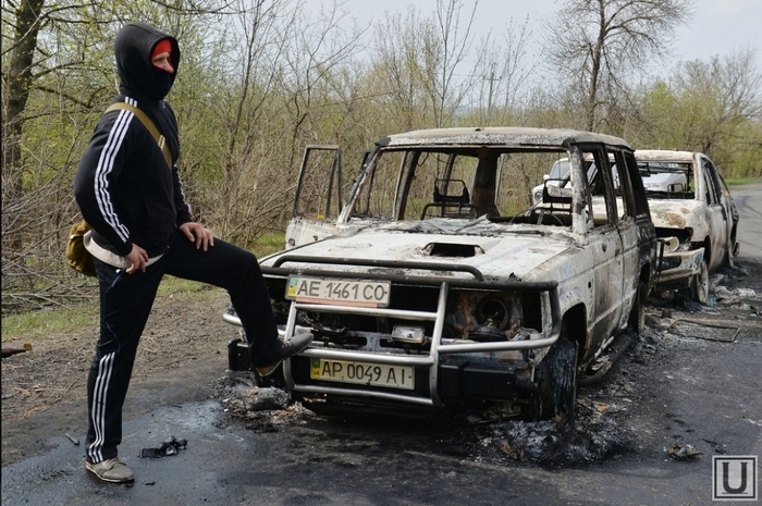 Представник інтелектуальної еліти сепаратистів та спалені позашляховики "Правого сектору", Билбасівка, 20 квітня.