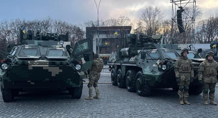 В рамках урочистостей, присвячених 30-річчю створення Збройних Сил України, у Харкові передали українським військовим 10 БТР-4Е