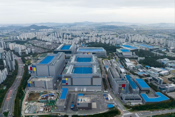 Завод з виробництва напівпровідників компанії Samsung у Хвасон, Південна Корея © SeongJoon Cho/Bloomberg