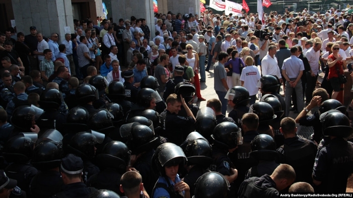 Силовики з підрозділу &laquo;Беркут&raquo; і учасники &laquo;Мовного майдану&raquo;. Київ, 4 липня 2012 року