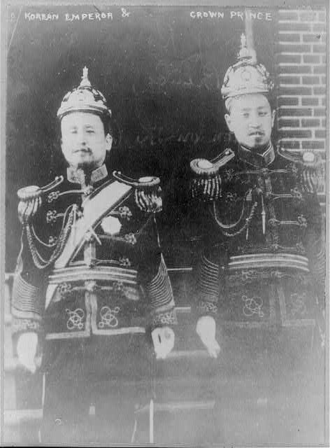 Император Коджон и наследный принц.