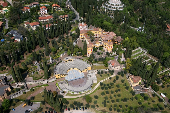 Вілла Д’Аннуціо Vittoriale degli Italiani. На цьому фото видно не тільки помпезну віллу з античним амфітеатром та торпедоносцем, який помістив собі посеред парку Габріеле. Від Беніто Муссоліні, одноокий пророк, отримав титул князя Монтеневозо від короля Віктора-Емануїла за поданням дуче Беніто Муссоліні