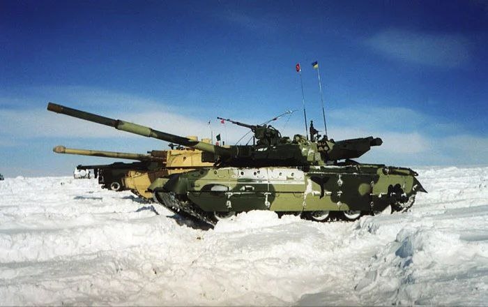Архівне фото випробування Т-84 "Ятаган" та інших танків для турецького тендеру на ОБТ у високогірній засніженій місцевості в місті Саракамиш, провінція Карс, Туреччина. 15 березня 2001 року.