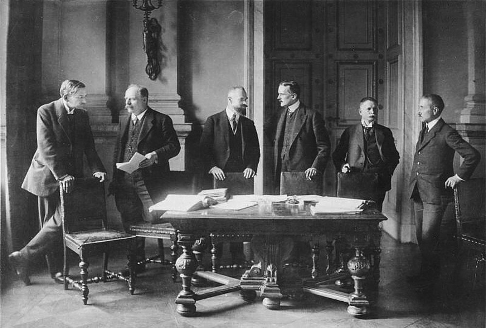 Німецька делегація у Версалі. Кейнс (той самий) сказав, що Версальський мирний договір є “карфагенським миром” (миром який є має назавжди покалічити сторону, яка програла). Німецькі делегеати були такої ж думки
