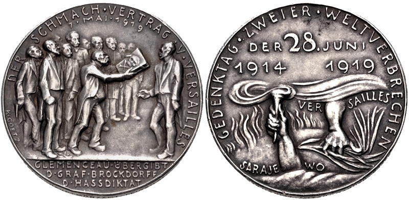 Пам'ятна медаль, видана в 1929 році в Німеччині з нагоди 10-ї річниці Версальського договору. На аверсі зображено Жоржа Клемансо , який передає укладений договір, прикрашений черепом і схрещеними кістками, Ульріху фон Брокдорфу-Рантау . Інші члени конференції стоять за Клемансо, включаючи Ллойд-Джорджа, Вільсона та Орландо.