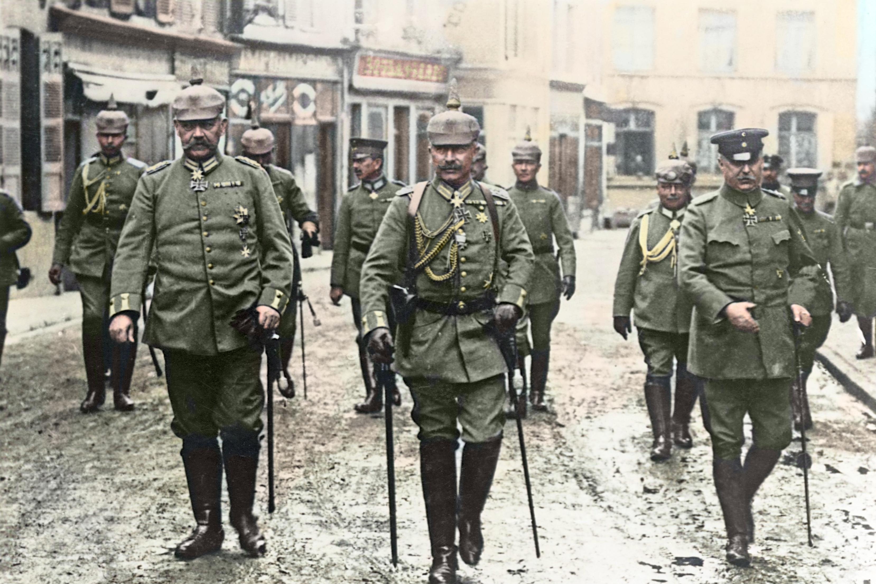 У 1916 році Гіндебург був призначеним головокомандувачем Німецької армії під тиском суспільства. Нація мала надію, що він як і нач.штабу Людендорф зможуть принести нації перемогу