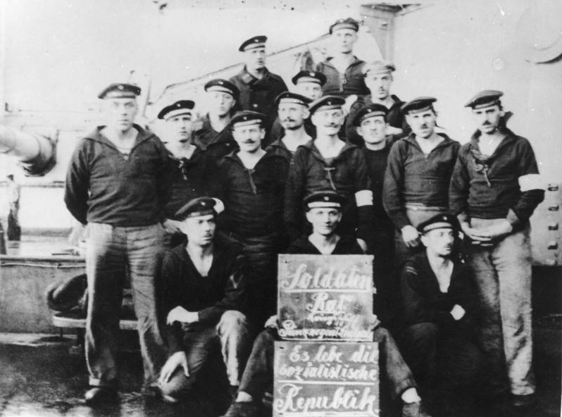 Революційні моряки з лінкору “Принц Луітпольд”. На табличці внизу надпис: “Хай живе соціалістична республіка”