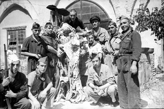 r/creepy - республіканські ополченці позують з муміфікованим тілом черниці, пограбованим з монастиря Зачаття в Толедо, Іспанія, під час громадянської війни в Іспанії, 1936 рік.