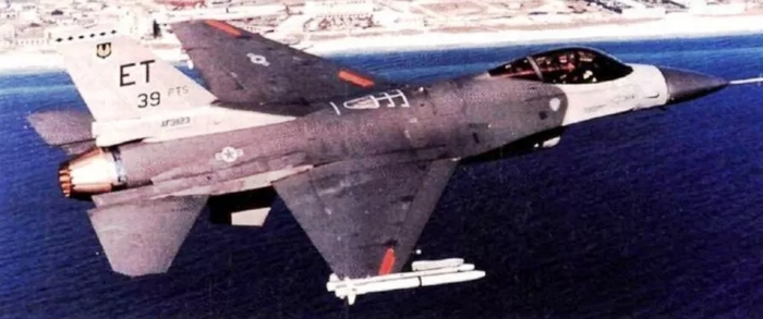 F-16 під час випробувань ракет ASRAAM