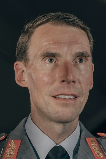 photo of head and neck of uniformed military officer