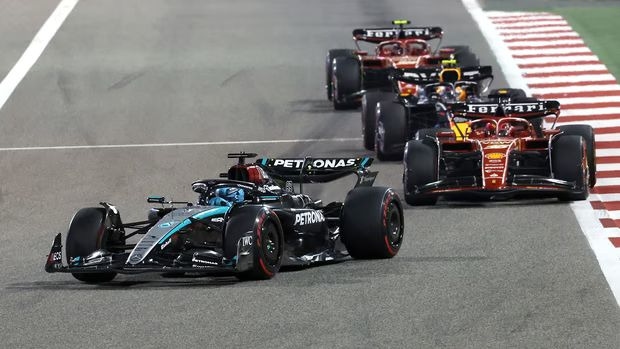 На Mercedes з початку гонки знизили потужність.