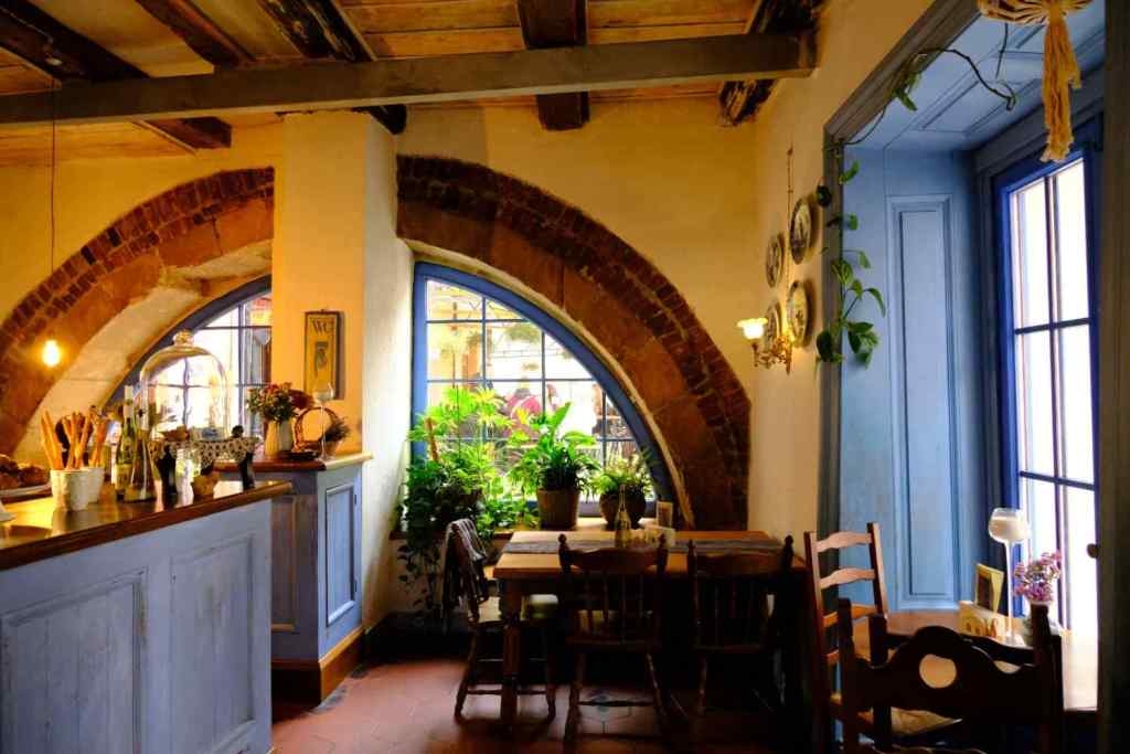 інтерʼєр Tante Sophie Càfe Escargot у Львові