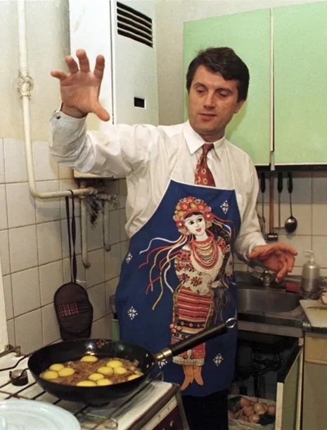 Віктор Ющенко смажить яєчню