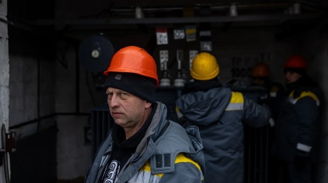 Я світло бачу лише на роботі – у мене вдома його нема. Як у Києві енергетики повертають світло в квартири