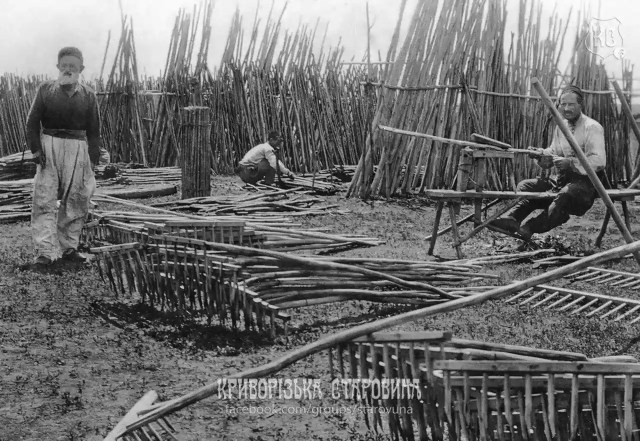 Артіль (кримських татар?) з виготовлення грабель десь на Криворіжжі