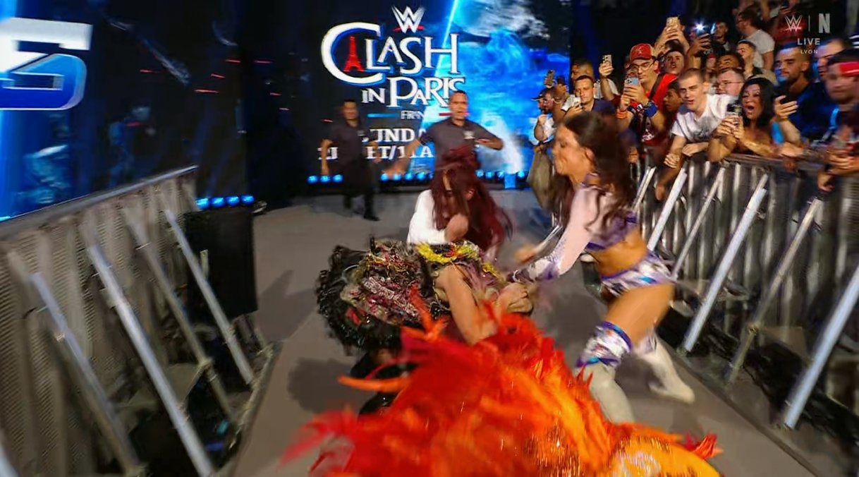 FabiShow on X: "Les championnes par équipes féminines Alexa Bliss et Charlotte Flair font leur entrée mais se font direct attaquées par Chelsea Green et Alba Fyre (Piper Niven n'étant pas présente) #
