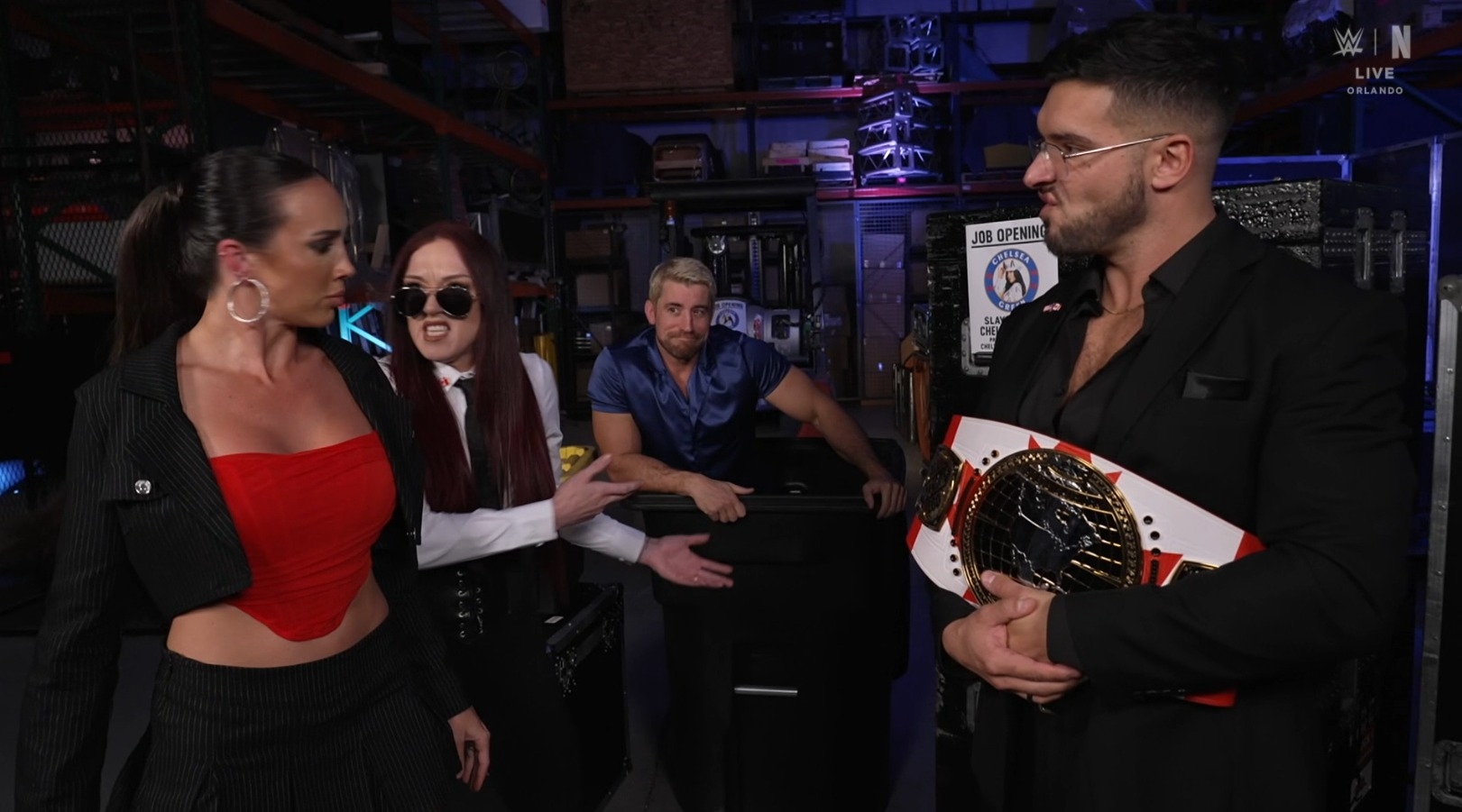 На зображенні може бути: одна або кілька осіб, телевізор та текст «LIVE LIVE JOBOPENING JOBOPENING OPENIN JOB VEE मাंকी ซิ s SLAY LAY»