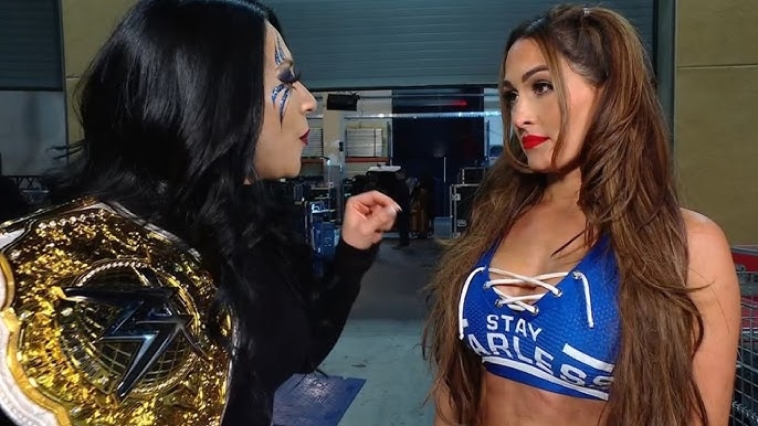 Stephanie Vaquer motiva a Nikki Bella en Backstage: WWE Raw Español: 03/11/2025