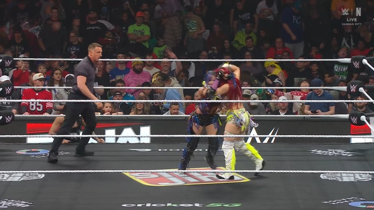 Iyo Sky vs. Kairi Sane is underway. #WWERaw