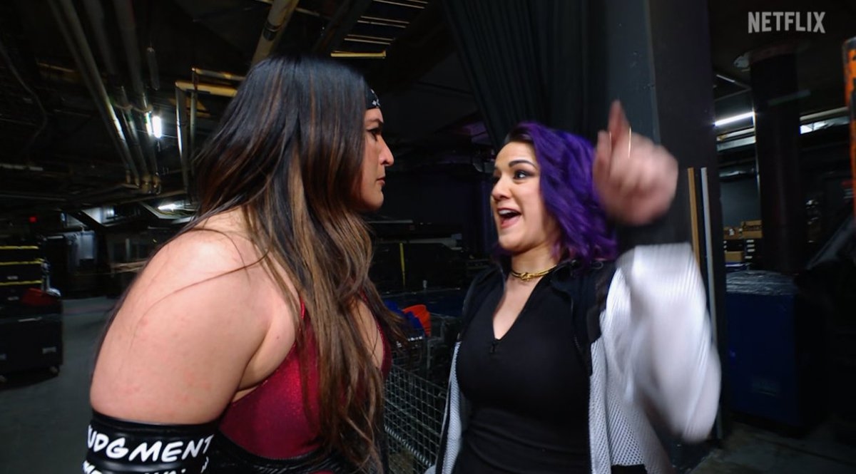Segment en coulisses avec Raquel Rodriguez, Bayley et Lyra Valkyria puis  Stephanie attaque Raquel et la bagarre éclate #WWERaw