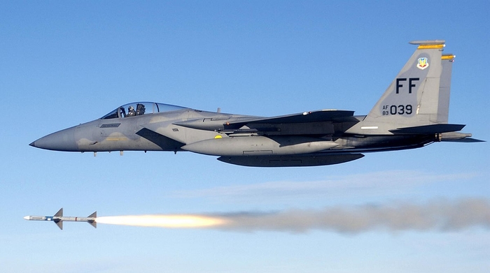 Файл:USAF F-15C fires AIM-7 Sparrow 2.jpg — Википедия