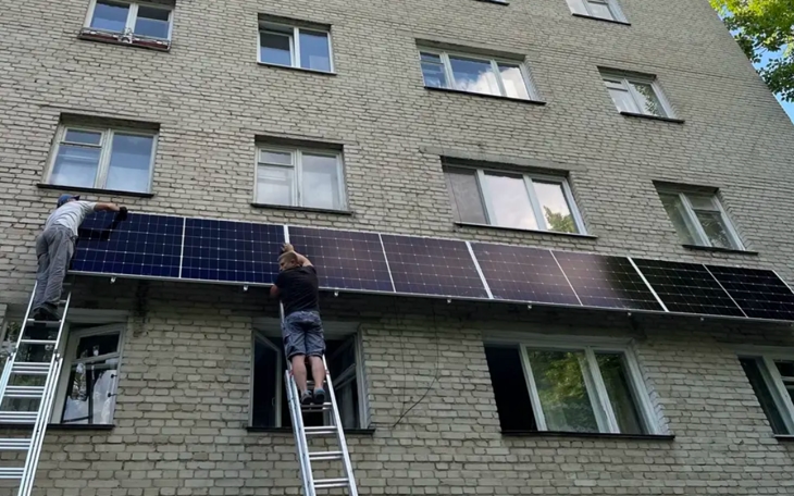 Сонячні панелі на стіні