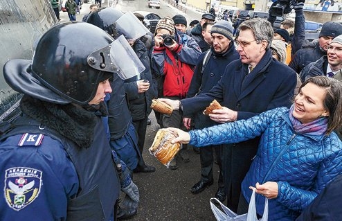 Будь ласка, не звертайте уваги на фото, на якому Нуланд роздає тістечка провладним силовикам у Києві (воно порушує наратив; я не знаю, хто його сюди вставив)