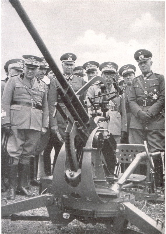 .Німецький генерал фон Бломберг оглядає Бреду в 1938 році.